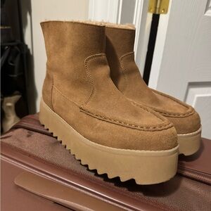 UGG Chesnut Platform Zipper Boot Size 8